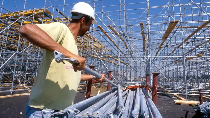 Un operaio al lavoro nell'Italia dove il salario minimo non c'è