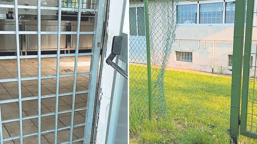 La recinzione tagliata al campo di calcio di Chiasiellis e, a destra, la grata del chiosco forzata dai malviventi