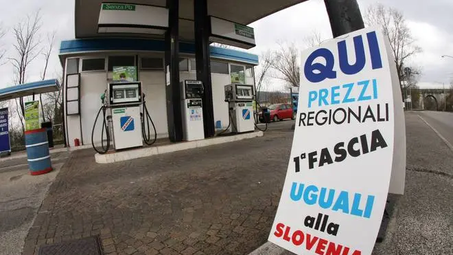 Bumbaca Gorizia 13-03-2011- distributore di benzina in via lungo isonzo argentina- prezzi uguali a slovenia - Fotografia di Pierluigi Bumbaca