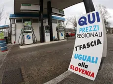 Bumbaca Gorizia 13-03-2011- distributore di benzina in via lungo isonzo argentina- prezzi uguali a slovenia - Fotografia di Pierluigi Bumbaca