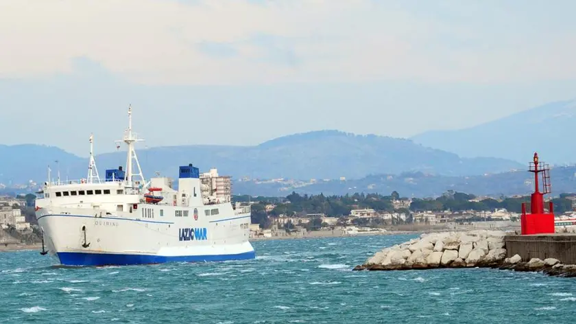 Il traghetto 'Quirino' della Laziomar con 44 persone a bordo davanti al porto di Formia (Latina), oggi 22 febbraio 2012, dove e' rimasto per 9 ore in attesa prima di poter attraccare in porto a causa delle forti raffiche di vento di grecale. Intorno alle 18 il traghetto, partito da Ponza alle 5.30, e' approdato e i passeggeri sono finalmente potuti sbarcare. ANSA/RENATO OLIMPO