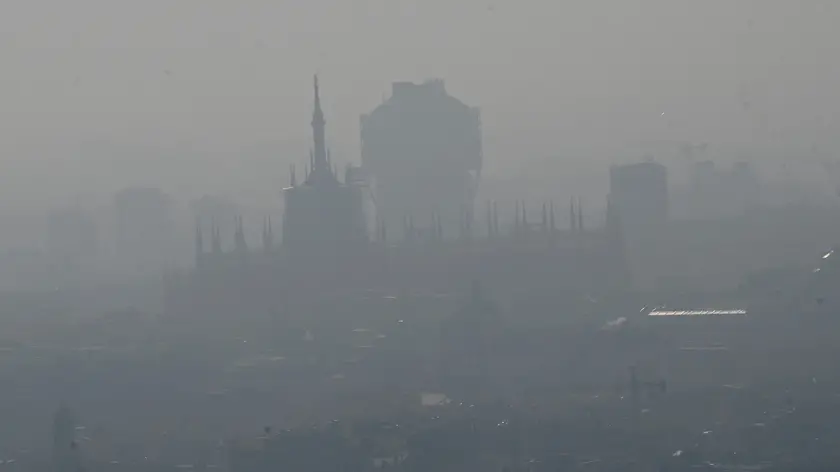 Il Duomo visto da Palazzo Lombardia, Milano, 20 febbraio 2024. Resta oltre i limiti consentiti la concentrazione di polveri sottili in quasi tutta la Lombardia dove in 9 province, Milano compresa, da oggi sono in vigore le misure antismog di primo livello come il divieto di circolazione dei mezzi più inquinanti durante il giorno. ANSA/DANIEL DAL ZENNARO