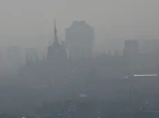 Il Duomo visto da Palazzo Lombardia, Milano, 20 febbraio 2024. Resta oltre i limiti consentiti la concentrazione di polveri sottili in quasi tutta la Lombardia dove in 9 province, Milano compresa, da oggi sono in vigore le misure antismog di primo livello come il divieto di circolazione dei mezzi più inquinanti durante il giorno. ANSA/DANIEL DAL ZENNARO