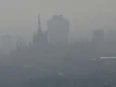 Il Duomo visto da Palazzo Lombardia, Milano, 20 febbraio 2024. Resta oltre i limiti consentiti la concentrazione di polveri sottili in quasi tutta la Lombardia dove in 9 province, Milano compresa, da oggi sono in vigore le misure antismog di primo livello come il divieto di circolazione dei mezzi più inquinanti durante il giorno. ANSA/DANIEL DAL ZENNARO
