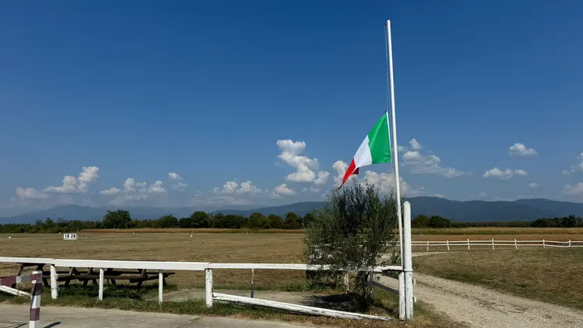 Bandiere a mezz'asta nell'area dell'aviosuperficie