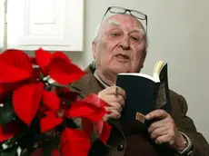 Lo scrittore Andrea Camilleri ritratto nel suo appartamento a Roma durante la tradizionale composizione del presepe nel giorno dell' Immacolata Comcezione della Beata Vergine Maria.ANSA/LUCIANO DEL CASTILLO