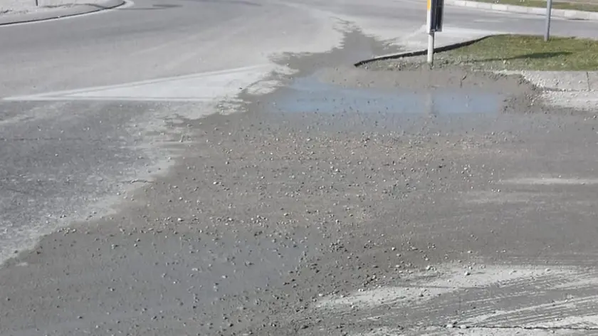 Lo sversamento in strada di acqua e calcestruzzo a Cividale