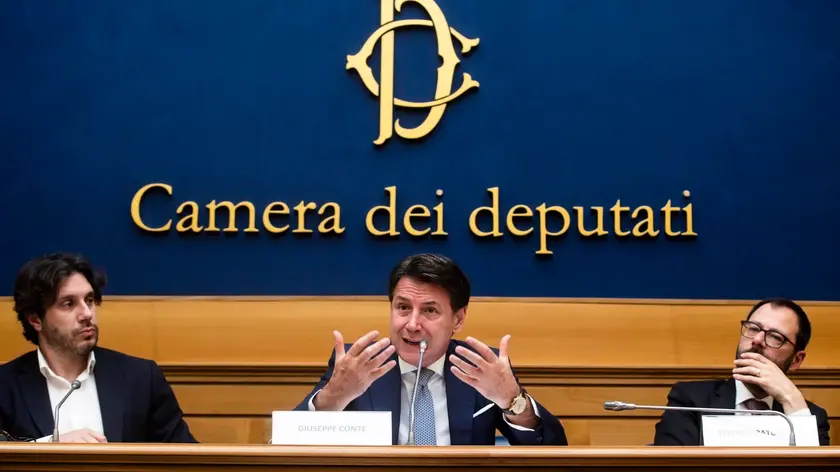 Il presidente del Movimento 5 Stelle (M5s) Giuseppe Conte (C) con il capogruppo del M5s alla Camera Francesco Silvestri (S) ed il capogruppo del M5s al Senato Stefano Patuanelli (D) durante la conferenza stampa “Le emergenze mutui e affitti, le proposte del Movimento 5 Stelle” presso la Camera dei Deputati, Roma, 30 maggio 2023. ANSA/ANGELO CARCONI