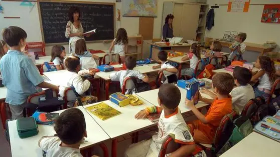 20090903 - PISTOIA - EDU - SCUOLA: PER I PRECARI ARRIVA IL CONTRATTO DI DISPONIBILITA' - Alunni in aula in una scuola elementare di Pistoia, in una foto d'archivio. ..LUCA CASTELLANI/ANSA / DBA