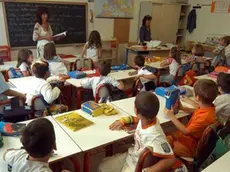 20090903 - PISTOIA - EDU - SCUOLA: PER I PRECARI ARRIVA IL CONTRATTO DI DISPONIBILITA' - Alunni in aula in una scuola elementare di Pistoia, in una foto d'archivio. ..LUCA CASTELLANI/ANSA / DBA