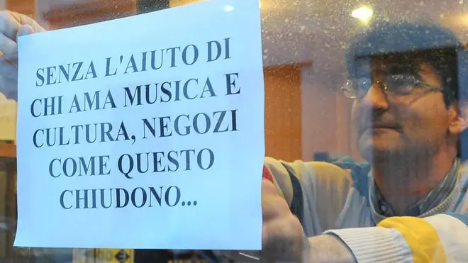 Udine 26 Settembre 2013. Cartello in un negozio di musica in via dei calzolai. Telefoto copyright Petrussi Foto Press
