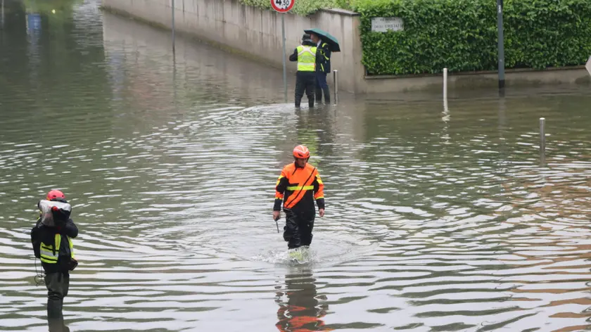 L'intervento dei Vigili del fuoco dopo le fuoriuscite d'acqua causate da intense piogge nel quartiere di Ponte Lambro, alla porte di Milano, 15 maggio 2024. ANSA/PAOLO SALMOIRAGO