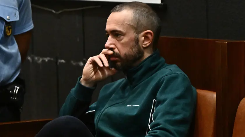 Alberto Scagni (D) l'omicida della sorella Alice, durante l'udienza prima della sentenza del Tribunale. Genova, 29 settembre 2023. ANSA/LUCA ZENNARO