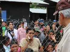 epa11443806 Elected president of Panama, Jose Raul Mulino (R), visits the Lajas Blancas migrant shelter in Darien, Panama, 28 June 2024. Mulino said that he aspires to sign with the United States, within the framework of his assumption of office on 01 July 2024, an agreement for the repatriation of irregular migrants who arrive in the Central American country through the dangerous Darien jungle, the natural border with Colombia. EPA/Moncho Torres