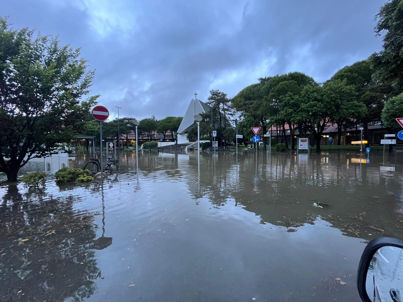 Una bomba d'acqua si è abbattuta nelle prime ore di venerdì mattina a Lignano: la località balneare è finita sott'acqua. Sono stati attivati 28 volontari con 9 automezzi per la gestione delle problematiche conseguenti all’evento meteo e il monitoraggio del territorio