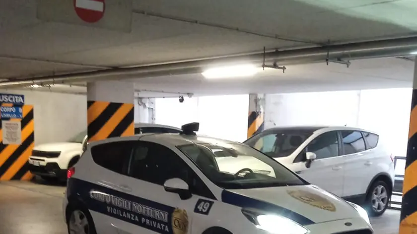 Un'auto delle guardie giurate nel parcheggio Magrini a Udine