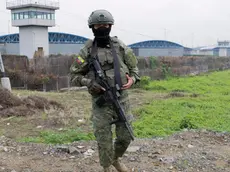 epa11077842 A member of Ecuadorian Army patrols near the Zonal Deprivation of Liberty Center No. 8 penitentiary in Guayaquil, Ecuador, 14 January 2024. Ecuador's Armed Forces are trying to overcome the wave of violence unleashed by criminal gangs in prisons and on the streets. In the last six days they have arrested 1,327 people, 143 of them on terrorism charges, with the application of a state of emergency declared by Daniel Noboa's government. EPA/Carlos Duran Araujo