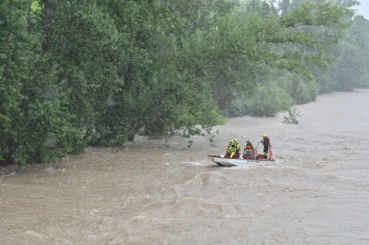 Decine di persone sono coinvolte nella ricerca dei tre giovani trascinati via dalla corrente del fiume Natisone. Si trovavano su un isolotto al centro del corso d'acqua quando sono stati sorpresi dall'innalzamento del livello dell'acqua