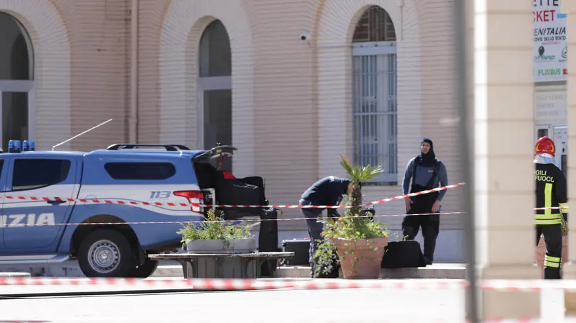 Carabinieri, police bomb squad and railway police officers check for possible tampering at the station in Trani, Italy, 25 March 2024. The traffic stop was decided at 6.26am this morning after the discovery of a note announcing the presence of "biological devices" in the station and in some schools in the city. ANSA/DONATO FASANO