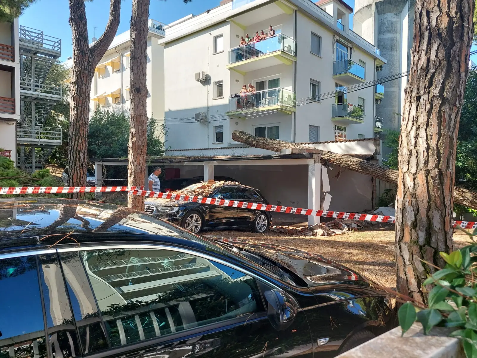 Alberi sradicati dalle forti raffiche di vento, pali dell’illuminazione pubblica piombati in mezzo alle strade con inevitabili problemi alla viabilità, cartelli stradali divelti, giardini e scantinati allagati, alcuni momentanei blackout e anche tre incendi causati dai fulmini. L’ondata di maltempo che ha colpito la regione nella prima serata di giovedì 1 agosto ha causato danni in diversi comuni della provincia di Udine. Tra questi c'è Lignano dove un albero si è spezzato ed è finito sopra l'hotel Campana d'Oro