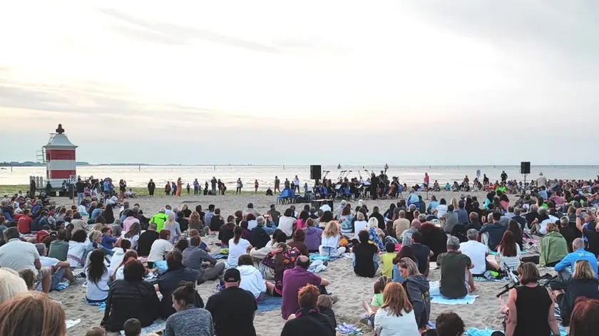 Più di tremila persone hanno partecipato al concerto in spiaggia a Sabbiadoro
