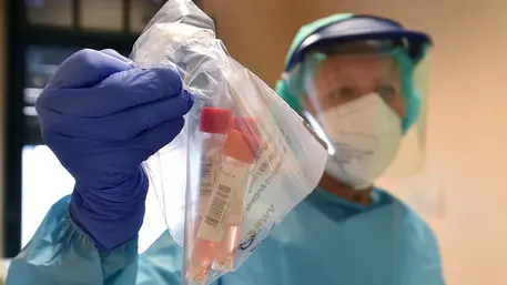 Coda delle persone rientrate dall’estero per fare il tampone all’ospedale Molinette, Torino, 23 agosto 2020 ANSA/ALESSANDRO DI MARCO