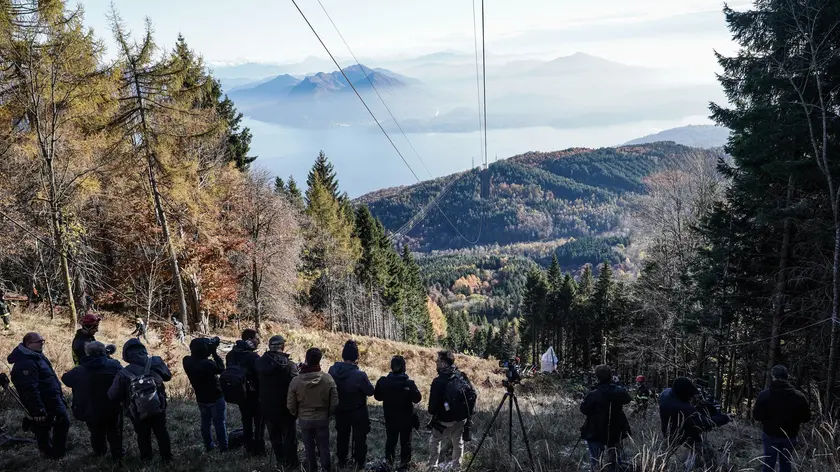 The fire brigade helicopter lifts the cabin of the Mottarone cable car that crashed in May in Stresa, 08 November 2021. The elicopter take it to the sports field of Gignese, where it will then be transferred by truck to the province shed at the Tecnoparco di Verbania-Fondotoce. ANSA/TINO ROMANO