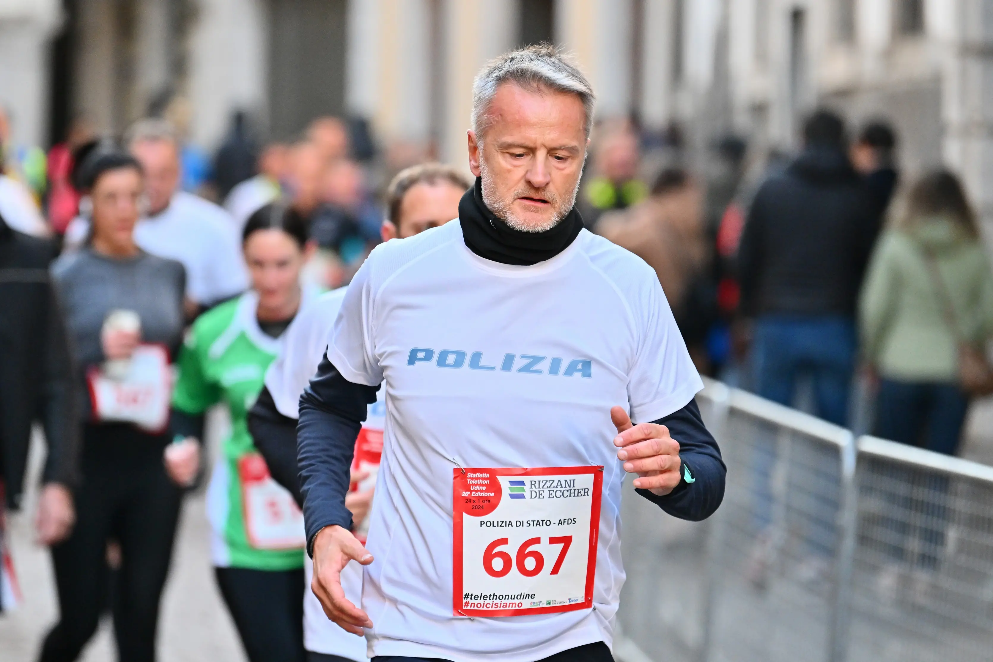 La 26esima edizione della Staffetta Telethon ha visto Udine animata da 870 squadre, per un totale di oltre 22mila partecipanti, tra cui 1.500 studenti. L'evento, che si è svolto dal 30 novembre al 1 dicembre, ha battuto un nuovo record di solidarietà, con la speranza di superare i 320mila euro di donazioni per la ricerca sulle malattie genetiche rare. Molti sportivi, tra cui il campione paralimpico Antonio Fantin, hanno preso parte all'iniziativa, insieme a tanti altri volontari e partecipanti, che hanno corso su un percorso di 1.920 metri nel cuore della città. Un grande successo, che ha coinvolto anche diverse associazioni e realtà locali. Foto Petrussi