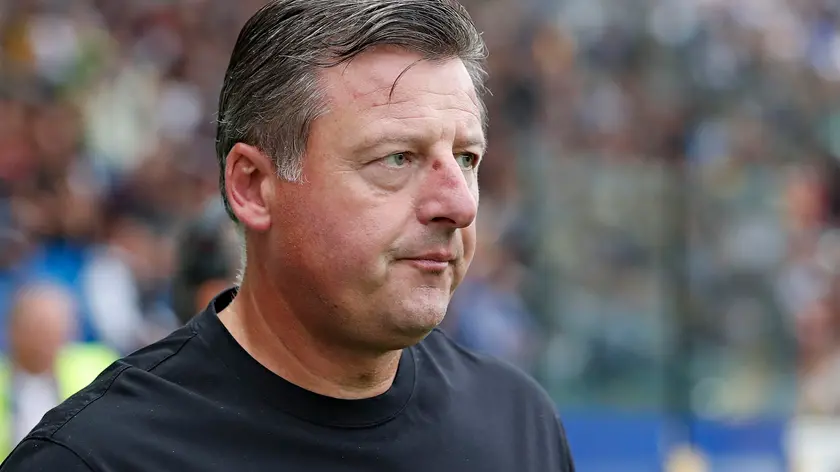 epa11608648 Udinese's coach Kosta Runjaic looks on before the Italian Serie A soccer match Parma Calcio vs Udinese Calcio at Ennio Tardini stadium in Parma, Italy, 16 September 2024. EPA/SERENA CAMPANINI