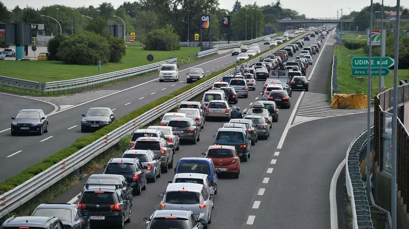 Udine 31 agosto 2013.Autostrada A 4 Bollino Rosso..Chiuso l'ingresso Udine SUD direzione Trieste..Nella foto la coda dell'autostrada A23 dir Sud vista dal cavalcavia di via Rinaldo Cogolo, Terenzano..© Foto Petrussi Foto Press / Ferraro Simone