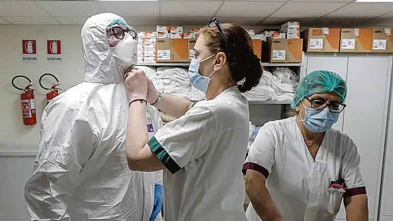 Operazioni di vestizione di medici e infermieri nel reparto Covid dell'ospedale San Filippo Neri, Roma, 8 aprile 2020. ANSA/ALESSANDRO DI MEO