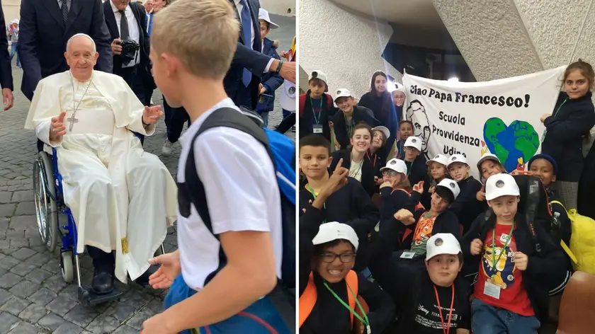 Papa Francesco in carrozzina e, a destra, lo striscione esposto dai ragazzi del collegio della Provvidenza di Udine