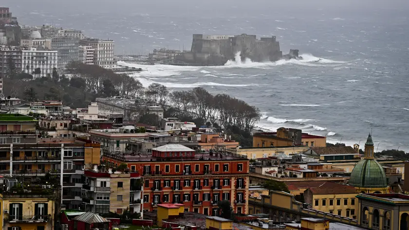 La Protezione Civile della Regione Campania ha prorogato fino alle ore 9 di giovedì 19 gennaio l'avviso di allerta meteo attualmente in vigore e inizialmente previsto fino a domattina, 17 Gennaio 2023. Fino alle ore 9 di domani, mercoledì 18 gennaio, il livello dell'allerta è Arancione su tutta la Campania. ANSA / CIRO FUSCO