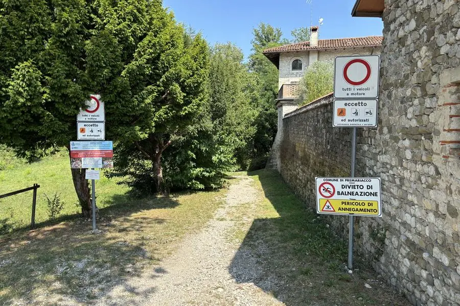 Il divieto di balneazione (foto Petrussi)