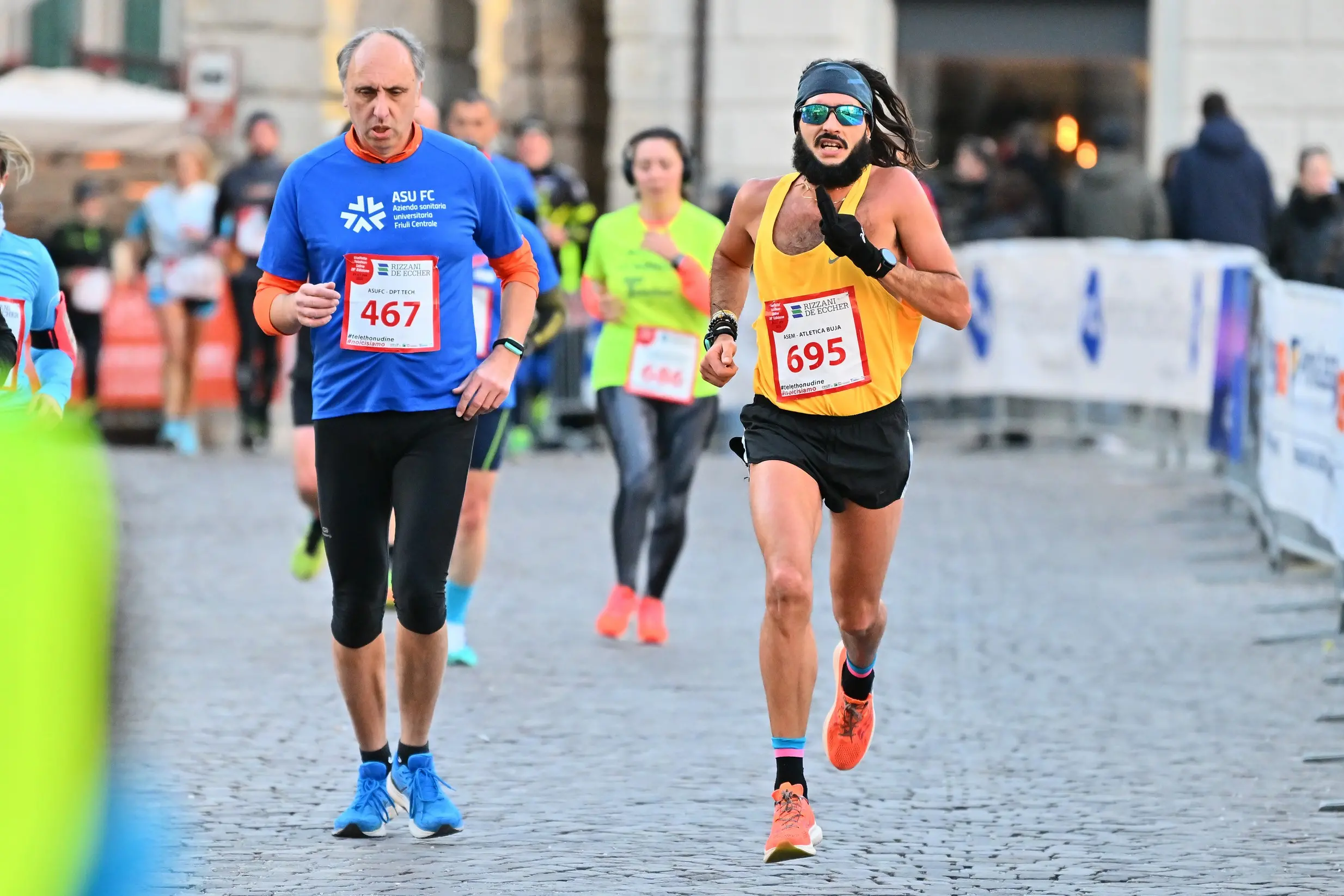 La 26esima edizione della Staffetta Telethon ha visto Udine animata da 870 squadre, per un totale di oltre 22mila partecipanti, tra cui 1.500 studenti. L'evento, che si è svolto dal 30 novembre al 1 dicembre, ha battuto un nuovo record di solidarietà, con la speranza di superare i 320mila euro di donazioni per la ricerca sulle malattie genetiche rare. Molti sportivi, tra cui il campione paralimpico Antonio Fantin, hanno preso parte all'iniziativa, insieme a tanti altri volontari e partecipanti, che hanno corso su un percorso di 1.920 metri nel cuore della città. Un grande successo, che ha coinvolto anche diverse associazioni e realtà locali. Foto Petrussi