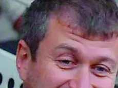 Il presidente del Chelsea, Roman Abramovich, durante la partita contro il Middlesbrough, in una foto del 20 ottobre 2007. ANSA/PAUL KINGSTON