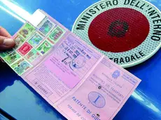 20051117 - ROMA - CRO -+++PATENTE A PUNTI: SENATO; GOVERNO RITIRA DECRETO. Una immagine di archivio, datata 30 Giugno 2003, mostra un agente della Polstrada mentre controlla una patente d'auto. Il governo ha ritirato il decreto sulla patente a punti. Lo ha annunciato nell'Aula del Senato il vice ministro delle Infrastrutture Mario Tassone alla ripresa della seduta del Senato...FRANCO SILVI/ARCHIVIO - ANSA - JI