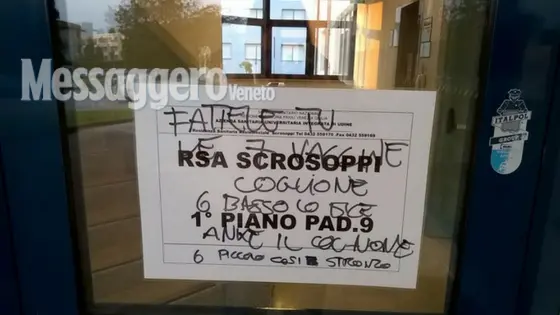 Il cartello con gli insulti e le minacce dirette al professore Matteo Bassetti