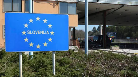 In Slovenia sono iniziati i controlli alla frontiera con l'Italia, e l'ingresso di persone è consentito solo ai cittadini sloveni o ai possessori di un permesso di residenza permanente o temporanea, 11 marzo 2020. ANSA/MAURO ZOCCHI