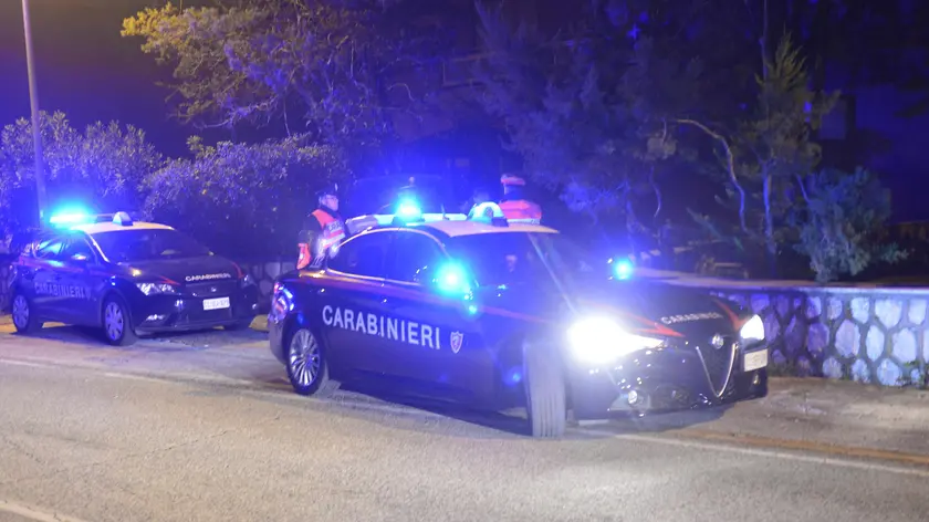 Ha sparato e ucciso il direttore di un albergo, poi ha aperto il fuoco verso la sua ex moglie ferendola. E' quanto accaduto oggi in un hotel di Castelforte, nella zona termale di Suio, in provincia di Latina. L'uomo, un carabiniere di 58 anni, si è poi dato alla fuga con la sua auto verso Caserta. Poco dopo si è presentato nella caserma dei carabinieri di Santa Maria Capua Vetere per costituirsi. I militari stanno ora cercando di ricostruire quanto accaduto. La donna è ora ricoverata all'ospedale Gemelli di Roma in condizioni serie, Suio Terme, 07 marzo 2023. ANSA/RENATO OLIMPIO