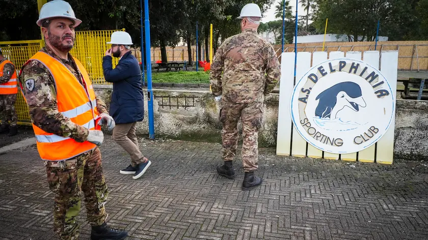 Con l'abbattimento dell'insegna Delphinia e la posa della prima pietra, sono iniziate ufficialmente le attività di cantierizzazione per la ristrutturazione del centro sportivo di Caivano. I lavori si concluderanno entro la primavera del 2024, con la consegna della struttura sportiva e dei relativi spazi di aggregazione per famiglie, giovani e anziani. All'evento ha partecipato il ministro per lo Sport e per i giovani Andrea Abodi. Napoli 29 Novembre 2023. ANSA/CESARE ABBATE