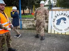 Con l'abbattimento dell'insegna Delphinia e la posa della prima pietra, sono iniziate ufficialmente le attività di cantierizzazione per la ristrutturazione del centro sportivo di Caivano. I lavori si concluderanno entro la primavera del 2024, con la consegna della struttura sportiva e dei relativi spazi di aggregazione per famiglie, giovani e anziani. All'evento ha partecipato il ministro per lo Sport e per i giovani Andrea Abodi. Napoli 29 Novembre 2023. ANSA/CESARE ABBATE