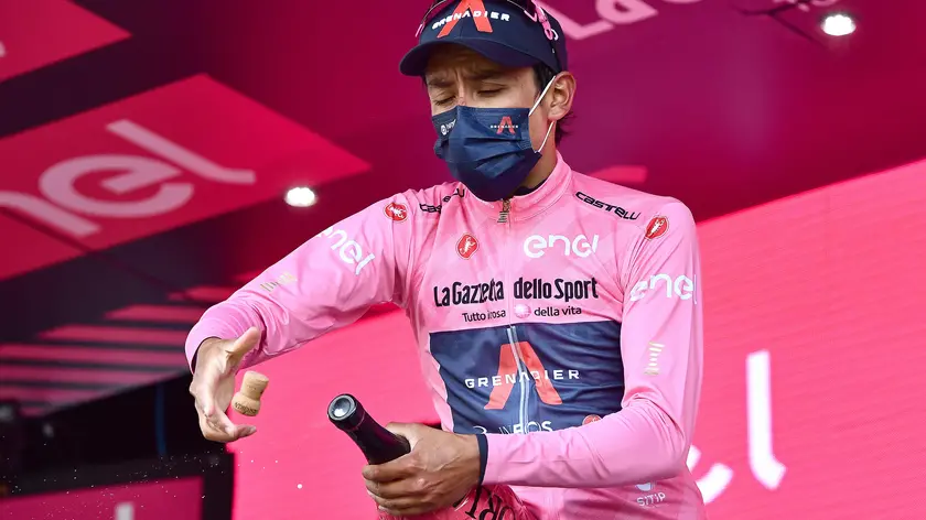 Egan Bernal sul podio con la maglia rosa