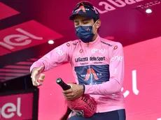 Egan Bernal sul podio con la maglia rosa