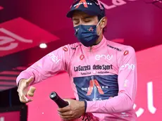 Egan Bernal sul podio con la maglia rosa