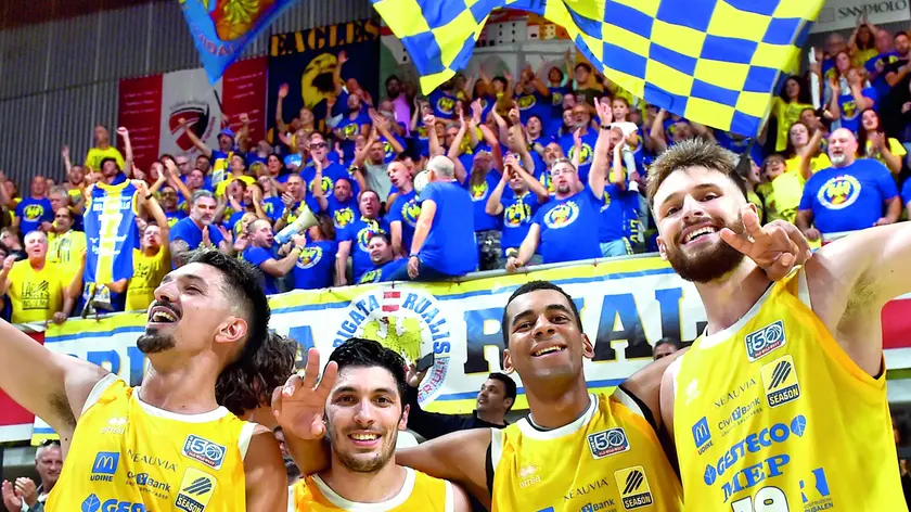 Dell’Agnello, Redivo, Marangon e Berti sotto la curva foto petrussi