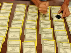 20090606-FIRENZE-POL- ELEZIONI: POCA GENTE IN SEGGI PER EUROPEE E AMMINISTRATIVE. Preparazione delle schede elettorali in un seggio a Firenze oggi 6 giugno 2009. Poca gente ai seggi dopo l'apertura in Sicilia dove si vota per le Europee e in 38 comuni anche per il rinnovo di sindaci e consigli. Il caldo e la giornata di sole invitano più alle spiagge che alla cabina elettorale almeno per ora...ANSA/MAURIZIO DEGL' INNOCENTI/DC