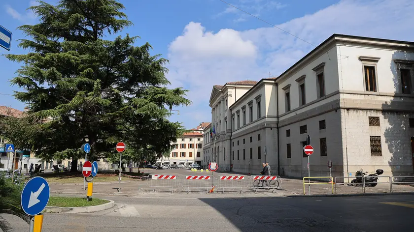A sinistra piazza Garibaldi pedonale con le transenne che vietano l’ingresso alle automobili