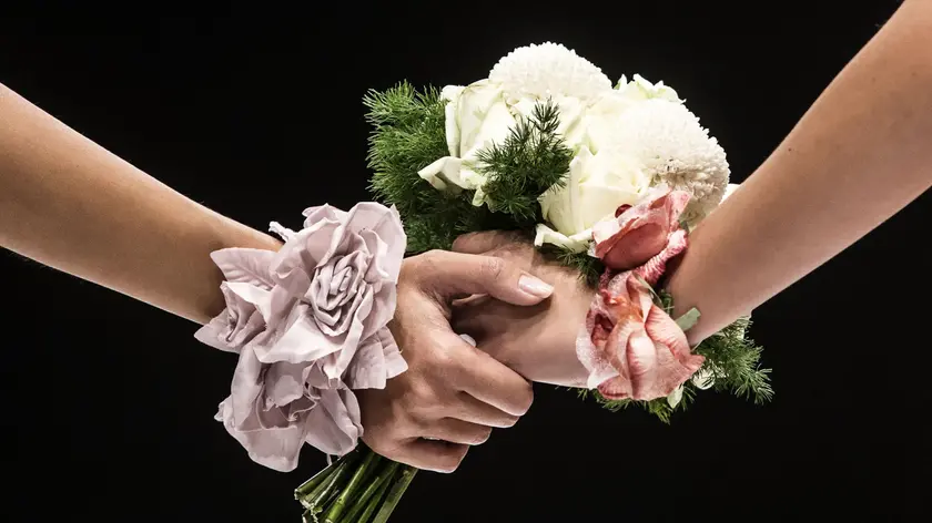 Due donne si tengono per mano.ANSA/ANGELO CARCONI