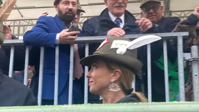 Il presidente del Consiglio, Giorgia Meloni, con il cappello da alpino